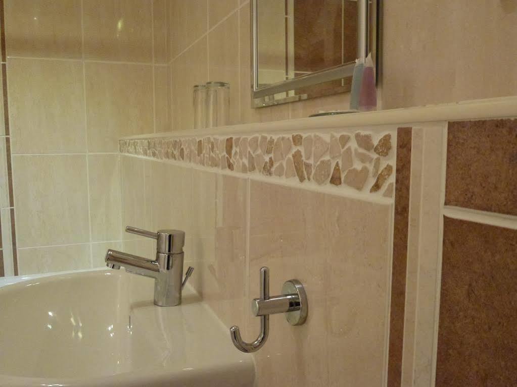 Shaw Hill Golf And Country Club Hotel 3*
